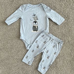 Gap Baby Girl Penguin Matching Set - size 0-3 months